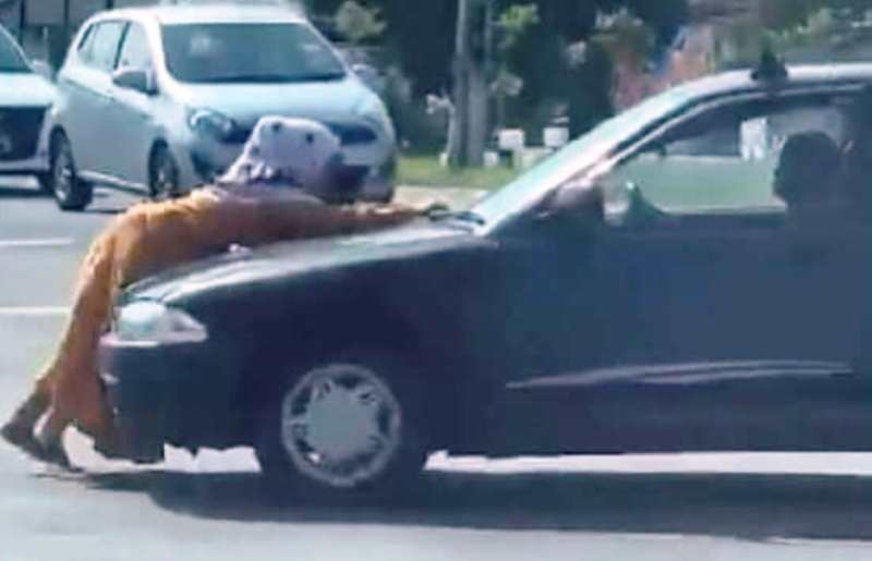 isteri halang kereta suami port dickson