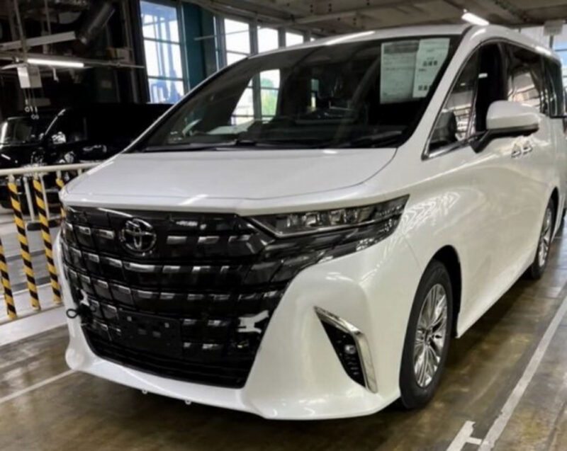 Toyota Alphard tertiris 01