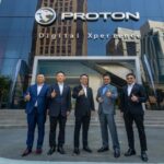 05 The Guest of Honour and representatives from ACO Tech and PROTON in front of PROTON DX facade