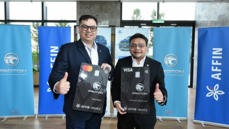 From left, Datuk Wan Razly Abdullahi launches the AFFIN AVANCE PROTON Affiliate Card together with Roslan Abdullah