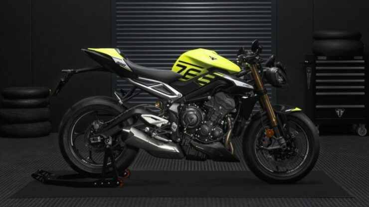Triumph_MY23_Street_Triple_Moto2_Edition_Static_01