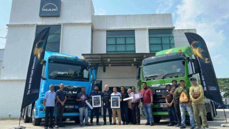 Syarikat Wijaya Masai (left) and Pacific Oils and Fats received their first new MAN TGS in Johor Bahru_2 LR