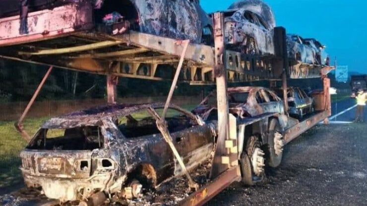 treler kereta lumba terbakar 01