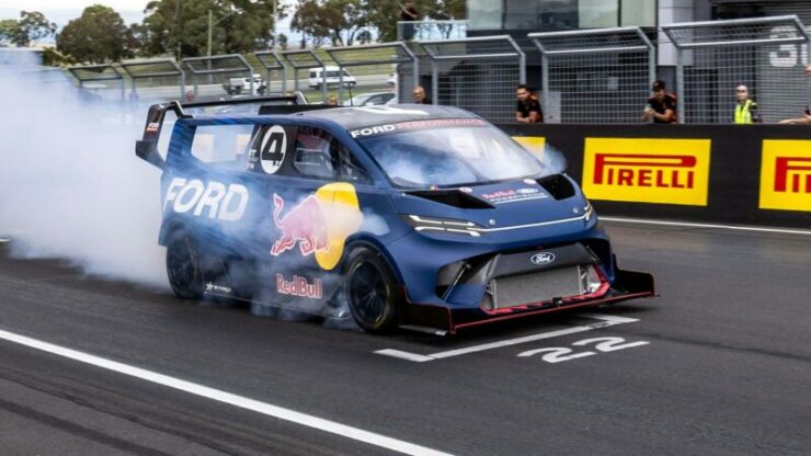 electric-ford-supervan-4.2-sets-new-lap-records-at-mount-panorama 4