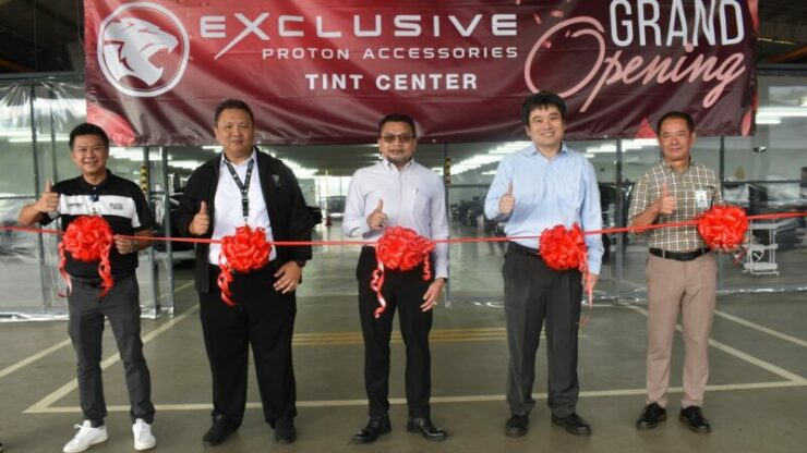 Proton pusat pemasangan cermin gelap 01