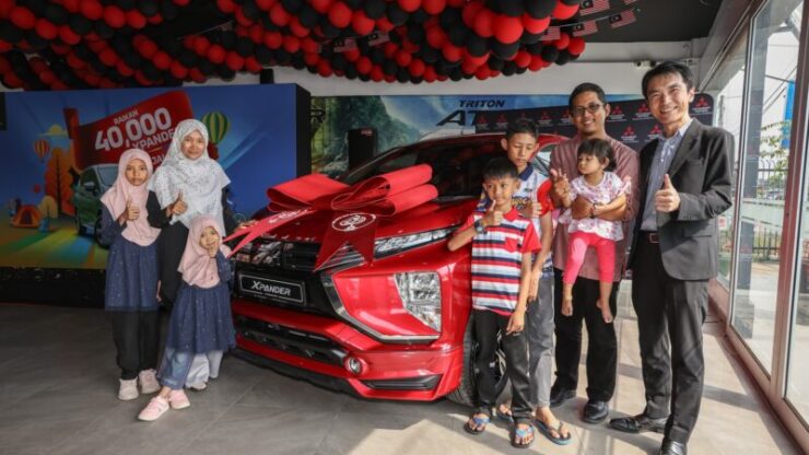 The XPANDER’s 40,000th Owner, Puan Zaty Ewany together with her family and CEO of MMM, Mr. Ikeda