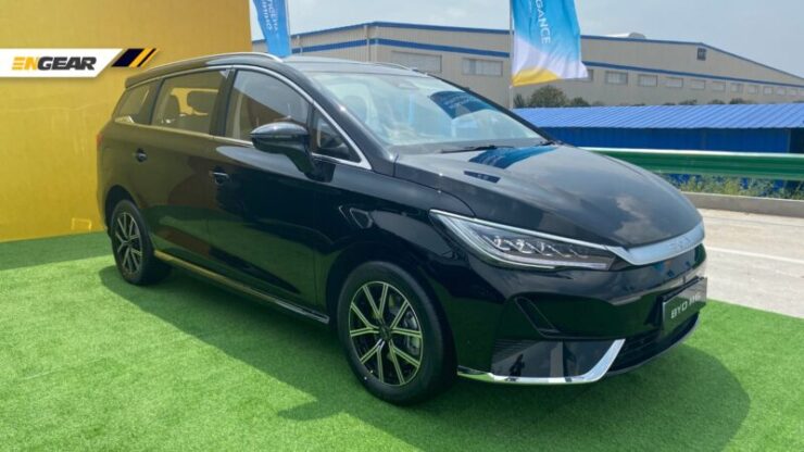 BYD M6 China 01