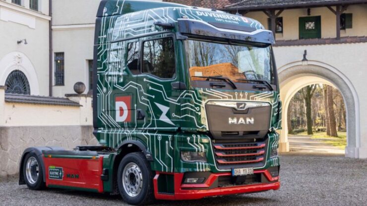 The Ultra Low Liner eTruck MAN eTGX is perfectly suited for use in automotive logistics and offers a range of around 500km