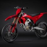 01 – SOP – MY26_DESMO450_MX_STUDIO _17__UC804810_High