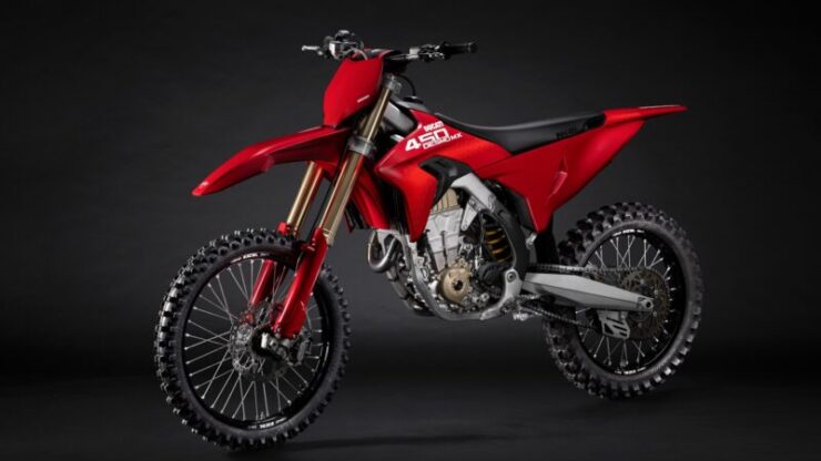 01 – SOP – MY26_DESMO450_MX_STUDIO _17__UC804810_High