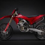 03 – SOP – MY26_DESMO450_MX_STUDIO _3__UC804809_High