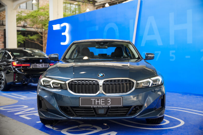 01. The New BMW 320i Sport