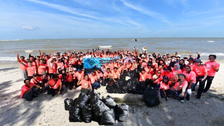157 volunteers comprising staff from PROTON, vendors, dealers, and bankers to clean up Pantai Morib, Selangor