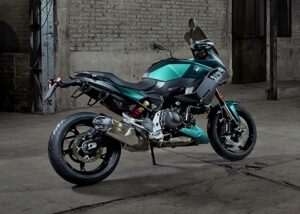 Model kembara BMW F 900 XR
